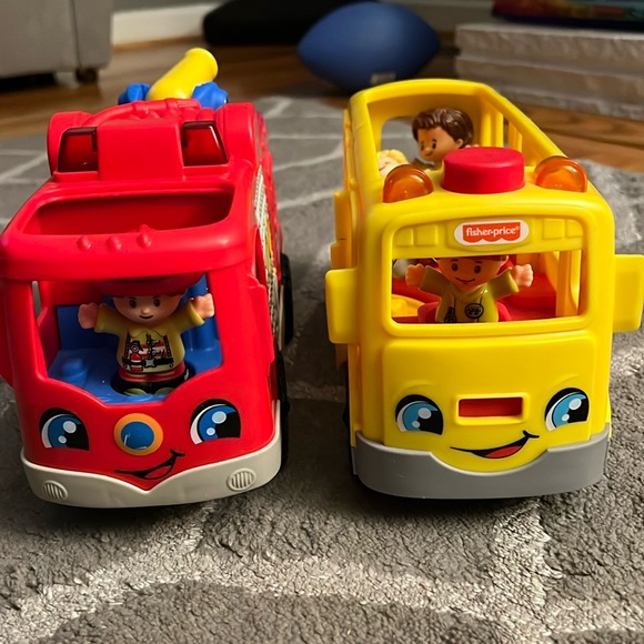Fisher Price Little People School Bus and Firetruck with 6 figures - Picture 3 of 12